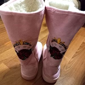 EuroCentra 7 EU38 Fleece Lined Faux Suede Boots Embroidered Roses Red on Pink